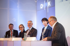 Nach einer optimistischen Keynote zur Digitalisierung von GE Power Conversion CEO Stephan Reimelt diskutierte eine hochkarätige Podiumsrunde auf dem Deutschen Investor Relations Kongress (DIRK) über die Aussichten einer Börsenfusion von Frankfurt und London, mit durchaus unterschiedlichen Ansichten. V.l.n.r. Kay Bommer (DIRK), Kirsten Kistermann-Christophe (Société Générale), Hans Richard Schmitz (Hamborner Reit), Hauke Stars (Deutsche Börse), Claus Döring (Börsen-Zeitung). 