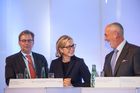 Nach einer optimistischen Keynote zur Digitalisierung von GE Power Conversion CEO Stephan Reimelt diskutierte eine hochkarätige Podiumsrunde auf dem Deutschen Investor Relations Kongress (DIRK) über die Aussichten einer Börsenfusion von Frankfurt und London, mit durchaus unterschiedlichen Ansichten. V.l.n.r. Kay Bommer (DIRK), Kirsten Kistermann-Christophe (Société Générale), Hans Richard Schmitz (Hamborner Reit).