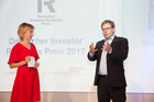 Der GALA-Abend, ausgerichtet von Société Générale, bildete den krönenden Abschluss der zweitägigen DIRK-Konferenz. Im Rahmen dieser Veranstaltung wurde feierlich der Deutsche Investor Relations Preis 2017 verliehen. Im Bild: Corinna Wohlfeill, n-tv und Kay Bommer, DIRK - Deutscher Investor Relations Verband