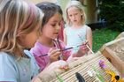 11 dm-Filialen in Graz und Umgebung haben finanzielle Mittel gesammelt, damit auch Kinder aus einkommensschwachen Familien die Naturworkshops von Konrad Guggi besuchen und wieder mehr Bezug zur heimischen Fauna und Flora entwickeln können. Im Bild: Kinder in Konrad Guggi’s Naturwerkstatt.