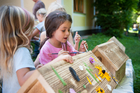 11 dm-Filialen in Graz und Umgebung haben finanzielle Mittel gesammelt, damit auch Kinder aus einkommensschwachen Familien die Naturworkshops von Konrad Guggi besuchen und wieder mehr Bezug zur heimischen Fauna und Flora entwickeln können. Im Bild: Kinder in Konrad Guggi’s Naturwerkstatt.