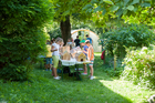 11 dm-Filialen in Graz und Umgebung haben finanzielle Mittel gesammelt, damit auch Kinder aus einkommensschwachen Familien die Naturworkshops von Konrad Guggi besuchen und wieder mehr Bezug zur heimischen Fauna und Flora entwickeln können. Im Bild: Kinder in Konrad Guggi’s Naturwerkstatt.