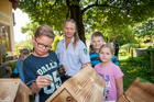 11 dm-Filialen in Graz und Umgebung haben finanzielle Mittel gesammelt, damit auch Kinder aus einkommensschwachen Familien die Naturworkshops von Konrad Guggi besuchen und wieder mehr Bezug zur heimischen Fauna und Flora entwickeln können. Im Bild: Konrad Guggi mit Kindern in seiner Naturwerkstatt.