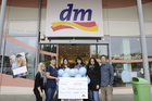 Die dm Filiale Feldkirchen veranstaltete einen Flohmarkt zugunsten ihres (miteinander)-Projekts SOLINA. Auf die Kunden warteten tolle Produkte aus dem dm Sortiment. Der Erlös kam gänzlich SOLINA zugute. 
Im Zuge dessen wurde SOLINA, von dm -Drogeriemarkt auch ein Scheck in Höhe von 8.000 Euro überreicht. Die Freude war groß.