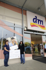 Die dm Filiale Feldkirchen veranstaltete einen Flohmarkt zugunsten ihres (miteinander)-Projekts SOLINA. Auf die Kunden warteten tolle Produkte aus dem dm Sortiment. Der Erlös kam gänzlich SOLINA zugute. 
Im Zuge dessen wurde SOLINA, von dm -Drogeriemarkt auch ein Scheck in Höhe von 8.000 Euro überreicht. Die Freude war groß.