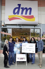 Die dm Filiale Feldkirchen veranstaltete einen Flohmarkt zugunsten ihres (miteinander)-Projekts SOLINA. Auf die Kunden warteten tolle Produkte aus dem dm Sortiment. Der Erlös kam gänzlich SOLINA zugute. 
Im Zuge dessen wurde SOLINA, von dm -Drogeriemarkt auch ein Scheck in Höhe von 8.000 Euro überreicht. Die Freude war groß.