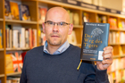  (c) fotodienst / Anna Rauchenberger - Wien, am 04.11.2013 - Bernhard Moestl konfrontiert den Leser mit spannenden Fragen Was sind meine Stärken? Was sind meine versteckten Talente? Schon die Shaolin-Mönche erkannten, dass alle Kraft von innen kommt -  aus uns selbst. Diese asiatische Weisheit macht Bernhard Moestl für uns nutzbar. Er präsentierte heute sein neues Buch „Der Weg des Tigers“ in der Buchhandlung Thalia in der Mariahilferstraße. FOTO: Autor Bernhard Moestl: