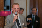 Der Travel Industry Club Austria diskutierte im Palais Todesco über die gesetzlichen Anforderungen an den nachhaltigen Einsatz von Ressourcen im Reinigungsgewerbe. Im Bild: Moderator und Travel Industry Club Präsident Austria, Harald Hafner.