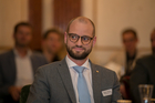 Der Travel Industry Club Austria diskutierte im Palais Todesco über die gesetzlichen Anforderungen an den nachhaltigen Einsatz von Ressourcen im Reinigungsgewerbe. Im Bild: Stefan Christoph Makoru, Head-Housekeeper im Wiener Hotel Bristol.
