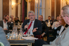 Der Travel Industry Club Austria diskutierte im Palais Todesco über die gesetzlichen Anforderungen an den nachhaltigen Einsatz von Ressourcen im Reinigungsgewerbe. Im Bild: Martin Hölscher, Hygiene Manager bei Blitz Blank.