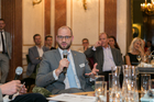Der Travel Industry Club Austria diskutierte im Palais Todesco über die gesetzlichen Anforderungen an den nachhaltigen Einsatz von Ressourcen im Reinigungsgewerbe. Im Bild: Stefan Christoph Makoru, Head-Housekeeper im Wiener Hotel Bristol.