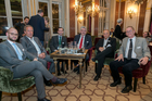 Der Travel Industry Club Austria diskutierte im Palais Todesco über die gesetzlichen Anforderungen an den nachhaltigen Einsatz von Ressourcen im Reinigungsgewerbe. Im Bild v.l.n.r. Stefan Christoph Makoru, Christian Fleischer, Philipp Pelz, Martin Hölscher, Andreas Müller, Harald Hafner.