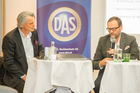 Der Travel Industry Club diskutierte im Wiener Steigenberger Hotel Herrenhof die fehlende Einbindung von Praktikern in den Gesetzgebungsprozess. Im Bild: Moderator Wilfried Seywald mit Sepp Schellhorn (NEOS).