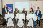 Der Travel Industry Club diskutierte im Wiener Steigenberger Hotel Herrenhof die fehlende Einbindung von Praktikern in den Gesetzgebungsprozess. Im Bild v.l.n.r. Wilfried Seywald (TIC-A), Sepp Schellhorn (NEOS), Rudolf Tucek (The Cube Hotels), RA Simone Schmutzer, Mario Riederer (Prodinger Tourismusberatung). 