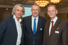Der Travel Industry Club Austria diskutierte am Vorabend der Ferien-Messe Wien über die Faszination von Alpenreisen und Kreuzschifffahrten. Im Bild: TIC-A-Präsidenten Wilfried Seywald und Harald Hafner, Frans-Jan Soede.