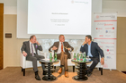 Der Travel Industry Club Austria diskutierte am Vorabend der Ferien-Messe Wien über die Faszination von Alpenreisen und Kreuzschifffahrten. Im Bild: Hapag-Lloyd Cruises-Chef Karl J. Pojer, TIC-Präsident Harald Hafner und Univ.Prof. Dr. Kurt R. Luger.