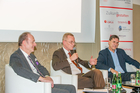 Der Travel Industry Club Austria diskutierte am Vorabend der Ferien-Messe Wien über die Faszination von Alpenreisen und Kreuzschifffahrten. Im Bild: Hapag-Lloyd Cruises-Chef Karl J. Pojer, TIC-Präsident Harald Hafner und Univ.Prof. Dr. Kurt R. Luger.