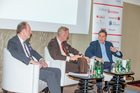Der Travel Industry Club Austria diskutierte am Vorabend der Ferien-Messe Wien über die Faszination von Alpenreisen und Kreuzschifffahrten. Im Bild: Hapag-Lloyd Cruises-Chef Karl J. Pojer, TIC-Präsident Harald Hafner und Univ.Prof. Dr. Kurt R. Luger.