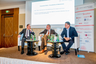 Der Travel Industry Club Austria diskutierte am Vorabend der Ferien-Messe Wien über die Faszination von Alpenreisen und Kreuzschifffahrten. Im Bild: Hapag-Lloyd Cruises-Chef Karl J. Pojer, TIC-Präsident Harald Hafner und Univ.Prof. Dr. Kurt R. Luger.