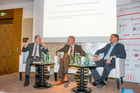 Der Travel Industry Club Austria diskutierte am Vorabend der Ferien-Messe Wien über die Faszination von Alpenreisen und Kreuzschifffahrten. Im Bild: Hapag-Lloyd Cruises-Chef Karl J. Pojer, TIC-Präsident Harald Hafner und Univ.Prof. Dr. Kurt R. Luger.