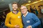 Fünf Unternehmen traten am 25. September 2019 im Wiener Modul zum Pitch im Rahmen der zweiten Travel Industry Start-up Night 2019 an. Im Bild: Triply-Geschäftsführer Sebastian Tanzer mit VIR-Vorstand Michael Buller.