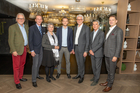 Der Travel Industry Club Austria diskutierte im MAXX Hotel Wien mit Energie- und Reiseexperten darüber, warum und wie die Umweltkosten künftig in die Reisekosten eingepreist werden (müssen). Im Bild v.l.n.r. Hans Harrer (Senat der Wirtschaft), Harald Hafner (TIC-A), Mahshid Sotoudeh (Akademie der Wissenschaften), Martin Schrödl (MAXX Hotel), Roland Kuras (Power Solution), Univ.Prof. Stefan Schleicher (Uni Graz), Roland Paar (Soravia).