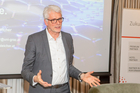 Der Travel Industry Club Austria diskutierte im MAXX Hotel Wien mit Energie- und Reiseexperten darüber, warum und wie die Umweltkosten künftig in die Reisekosten eingepreist werden (müssen). Im Bild: Dr. Roland Kuras (Power Solution).