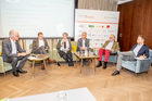 Der Travel Industry Club Austria diskutierte im MAXX Hotel Wien mit Energie- und Reiseexperten darüber, warum und wie die Umweltkosten künftig in die Reisekosten eingepreist werden (müssen). Im Bild v.l.n.r. Roland Kuras (Power Solution), Roland Paar (Soravia), Mahshid Sotoudeh (Akademie der Wissenschaften), Univ.Prof. Stefan Schleicher (Uni Graz), Hans Harrer (Senat der Wirtschaft), Martin Schrödl (MAXX Hotel).