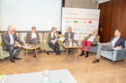 Der Travel Industry Club Austria diskutierte im MAXX Hotel Wien mit Energie- und Reiseexperten darüber, warum und wie die Umweltkosten künftig in die Reisekosten eingepreist werden (müssen). Im Bild v.l.n.r. Roland Kuras (Power Solution), Roland Paar (Soravia), Mahshid Sotoudeh (Akademie der Wissenschaften),  Univ.Prof. Stefan Schleicher (Uni Graz), Hans Harrer (Senat der Wirtschaft), Martin Schrödl (MAXX Hotel).