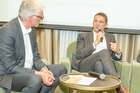 Der Travel Industry Club Austria diskutierte im MAXX Hotel Wien mit Energie- und Reiseexperten darüber, warum und wie die Umweltkosten künftig in die Reisekosten eingepreist werden (müssen). Im Bild v.l.n.r. Roland Kuras (Power Solution), Roland Paar (Soravia).