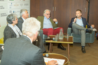 Der Travel Industry Club Austria diskutierte im MAXX Hotel Wien mit Energie- und Reiseexperten darüber, warum und wie die Umweltkosten künftig in die Reisekosten eingepreist werden (müssen). Im Bild v.l.n.r. Roland Kuras (Power Solution), Roland Paar (Soravia), Mahshid Sotoudeh (Akademie der Wissenschaften),  Univ.Prof. Stefan Schleicher (Uni Graz), Hans Harrer (Senat der Wirtschaft), Martin Schrödl (MAXX Hotel).