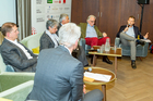 Der Travel Industry Club Austria diskutierte im MAXX Hotel Wien mit Energie- und Reiseexperten darüber, warum und wie die Umweltkosten künftig in die Reisekosten eingepreist werden (müssen). Im Bild v.l.n.r. Roland Kuras (Power Solution), Roland Paar (Soravia), Mahshid Sotoudeh (Akademie der Wissenschaften),  Univ.Prof. Stefan Schleicher (Uni Graz), Hans Harrer (Senat der Wirtschaft), Martin Schrödl (MAXX Hotel).