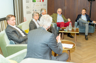 Der Travel Industry Club Austria diskutierte im MAXX Hotel Wien mit Energie- und Reiseexperten darüber, warum und wie die Umweltkosten künftig in die Reisekosten eingepreist werden (müssen). Im Bild v.l.n.r. Roland Kuras (Power Solution), Roland Paar (Soravia), Mahshid Sotoudeh (Akademie der Wissenschaften),  Univ.Prof. Stefan Schleicher (Uni Graz), Hans Harrer (Senat der Wirtschaft), Martin Schrödl (MAXX Hotel).