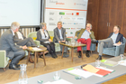 Der Travel Industry Club Austria diskutierte im MAXX Hotel Wien mit Energie- und Reiseexperten darüber, warum und wie die Umweltkosten künftig in die Reisekosten eingepreist werden (müssen). Im Bild v.l.n.r. Roland Kuras (Power Solution), Roland Paar (Soravia), Mahshid Sotoudeh (Akademie der Wissenschaften),  Univ.Prof. Stefan Schleicher (Uni Graz), Hans Harrer (Senat der Wirtschaft), Martin Schrödl (MAXX Hotel).