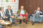 Der Travel Industry Club Austria diskutierte im MAXX Hotel Wien mit Energie- und Reiseexperten darüber, warum und wie die Umweltkosten künftig in die Reisekosten eingepreist werden (müssen). Im Bild v.l.n.r. Roland Kuras (Power Solution), Roland Paar (Soravia), Mahshid Sotoudeh (Akademie der Wissenschaften),  Univ.Prof. Stefan Schleicher (Uni Graz), Hans Harrer (Senat der Wirtschaft), Martin Schrödl (MAXX Hotel).
