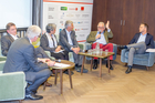 Der Travel Industry Club Austria diskutierte im MAXX Hotel Wien mit Energie- und Reiseexperten darüber, warum und wie die Umweltkosten künftig in die Reisekosten eingepreist werden (müssen). Im Bild v.l.n.r. Roland Kuras (Power Solution), Roland Paar (Soravia), Mahshid Sotoudeh (Akademie der Wissenschaften), Univ.Prof. Stefan Schleicher (Uni Graz), Hans Harrer (Senat der Wirtschaft), Martin Schrödl (MAXX Hotel).