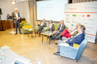 Der Travel Industry Club Austria diskutierte im MAXX Hotel Wien mit Energie- und Reiseexperten darüber, warum und wie die Umweltkosten künftig in die Reisekosten eingepreist werden (müssen). Im Bild v.l.n.r. Roland Kuras (Power Solution), Roland Paar (Soravia), Mahshid Sotoudeh (Akademie der Wissenschaften),  Univ.Prof. Stefan Schleicher (Uni Graz), Hans Harrer (Senat der Wirtschaft), Martin Schrödl (MAXX Hotel).