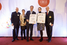Im Rahmen einer Business Circle Veranstaltung in Rust wurden die Assekuranz Awards Austria 2017 vergeben. Der Österreichische Versicherungsmaklerring (ÖVM) und die Marktforschungsgesellschaft wissma zeichnen damit die bestbewerteten Versicherungen Österreichs aus. Über 500 Makler nahmen an der Bewertung teil.
Im Bild v.l.n.r.: Alexander Meixner (ÖVM-Vizepräsident), Katja Meier-Pesti (wissma Marktforschung), Klaus Scheitegel (GRAWE Generealdirektor Stv.), Sabine Usaty-Seewald (UNIQA Kunden- und Vertriebsmanagement)