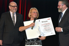 Im Linzer Design Center wurden am Mittwoch abend die Assekuranz Award Austria (AAA) Preisträger 2018 ausgezeichnet. Im Bild: Die scheidende Generalsekretärin Christine Weiländer mit KR Rudolf Mittendorfer und Christoph Berghammer (WKO).