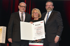 Im Linzer Design Center wurden am Mittwoch abend die Assekuranz Award Austria (AAA) Preisträger 2018 ausgezeichnet. Durch den Abend führten ÖVM-Präsident Alexander Punzl, ÖVM-Vorstand Alexander Gimborn und der Kabarettist Alex Kristan.