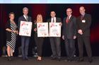 Im Linzer Design Center wurden am Mittwoch abend die Assekuranz Award Austria (AAA) Preisträger 2018 ausgezeichnet. Im Bild: Michael Miskarik HDI Lebensversicherung, Stephanie Harant Nürnberger, Gerfried Karner Continentale.
