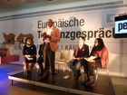 Der große afrikanische Dichter und Bürgerrechtler Enoh Meyomesse aus Kamerun kam am 15. November 2015 zu einer Literarischen Matinée ins Toleranzzentrum Fresach (Kärnten). Er wurde erst im Frühjahr aus der Haft entlassen. Begleitet wurde er von den Lyrikerinnen Philo Ikonya aus Kenya und Ishraga Mustafa Hamid aus dem Sudan. Im Bild: Philo Ikonya, Jürgen Strasser, Enoh Meyomesse, Thomas Cik und Ishraga Mustafa Hamid.