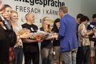 Ein Poetry Slam zum Thema Freiheit markierte den Abschluss der Europäischen Toleranzgespräche 2017 im Kärntner Bergdorf Fresach. Im Bild: Manfred Sauer bei der Preisverleihung (Superintendent der Evangelischen Kirche Kärnten-Osttirol)