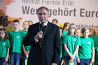 Europäische Toleranzgespräche, Eröffnungstag am 6. Juni 2019 im Kärntner Bergdorf Fresach. Im Bild: Superintendent Manfred Sauer, Denk.Raum.Fresach mit Volksschülern aus Fresach.