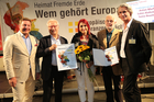 Der Europäische Toleranzpreis für Demokratie und Menschenrechte der Stadt Villach und des Österreichischen PEN-Club wurde Donnerstag abend im Kärntner Bergdorf Fresach an die libanesisch-österreichische Autorin Sonja Boumad vergeben. V.l.n.r. Bürgermeister Günther Albel, Kuratoriumspräsident Hannes Swoboda, PEN-Präsident Helmuth A. Niederle, ETG-Organisator Wilfried Seywald.