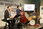 Der Europäische Toleranzpreis für Demokratie und Menschenrechte der Stadt Villach und des Österreichischen PEN-Club wurde Donnerstag abend im Kärntner Bergdorf Fresach an die libanesisch-österreichische Autorin Sonja Boumad vergeben. Im Bild: Tonc Feinig Trio.