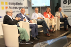 Der Wirtschatsforum der Europäischen Toleranzgespräche in Fresach befasste sich mit den Themen Ausverkauf von Grund und Boden die Folgen, Abwanderung und Digitalisierung als Chance für die Region. Im Bild: Freizeitforscher Peter Zellmann, ORF-Moderator Peter Fritz, Migrationsforscher Rainer Münz, Kärnten-Incomingchefin Margit Heissenberger, PEN-Präsident Helmuth A. Niederle.