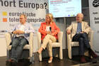 Der Wirtschatsforum der Europäischen Toleranzgespräche in Fresach befasste sich mit den Themen Ausverkauf von Grund und Boden die Folgen, Abwanderung und Digitalisierung als Chance für die Region. Im Bild: Migrationsforscher Rainer Münz, Kärnten-Incomingchefin Margit Heissenberger, PEN-Präsident Helmuth A. Niederle.