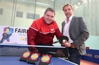 Der mehrfache Paralympics-Sieger und Weltmeister im Tischtennis, Jochen Wollmert aus Wuppertal, gab anlässlich der Europäischen Toleranzgespräche in Klagenfurt ein Gastspiel. Im Bild mit KTTV-Präsident Hubert Dobrounig.