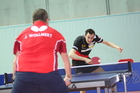 Der mehrfache Paralympics-Sieger und Weltmeister im Tischtennis, Jochen Wollmert aus Wuppertal, gab anlässlich der Europäischen Toleranzgespräche in Klagenfurt ein Gastspiel. Im Bild mit Gegner Krisztian Gardos.